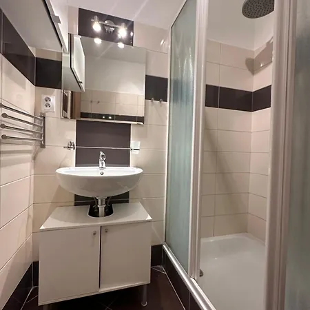 Private 1km From Center