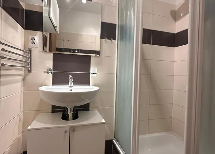 Private 1km From Center